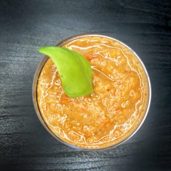 gaspacho dans un petit verre avec feuille de basilic