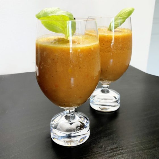 gaspacho dans deux petits verres avec feuilles de basilicgaspacho dans deux petits verres avec feuilles de basilic
