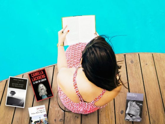 femme qui lit un livre au bord de la piscine