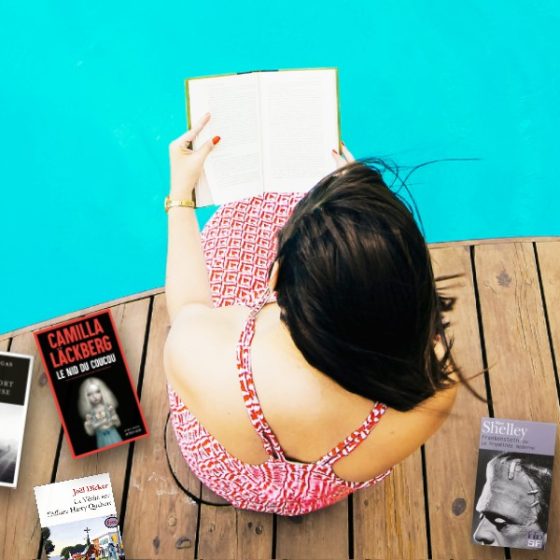 femme qui lit un livre au bord de la piscine