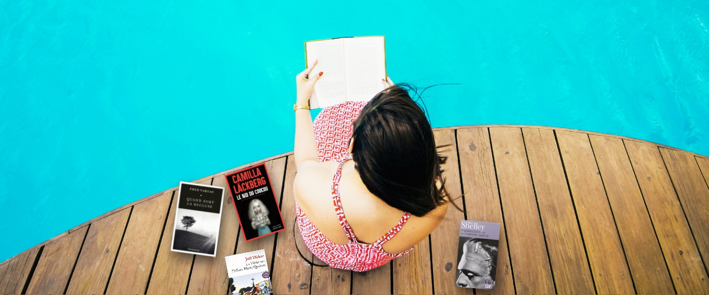 femme qui lit un livre au bord de la piscine