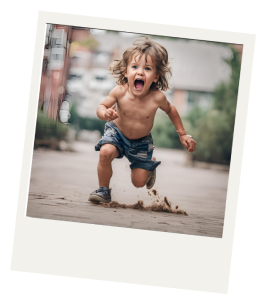 petit garcon de 3 ans qui court
