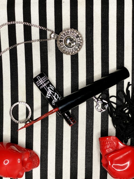 eyeliner epic wear rouge maquillage nyx